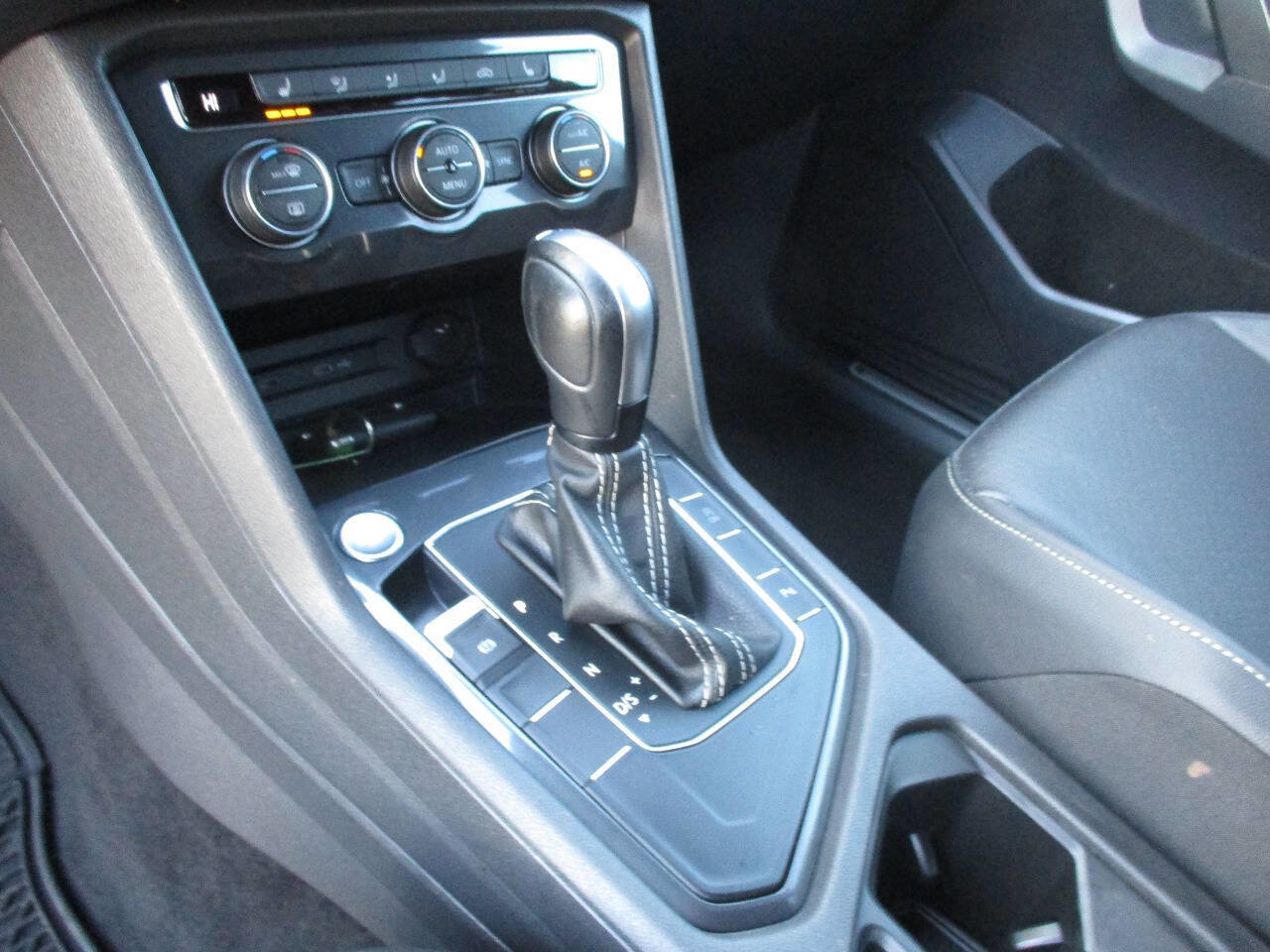 Used 2021 Volkswagen Tiguan SE R-Line image 32