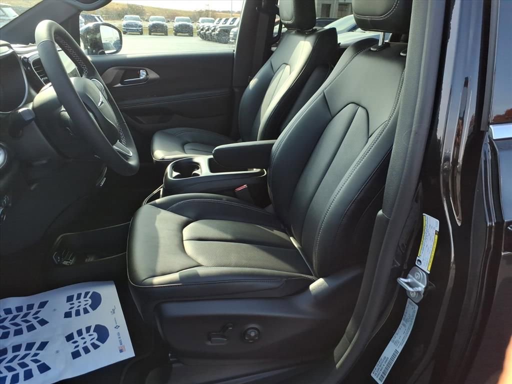 New 2026 Chrysler Pacifica Select image 13