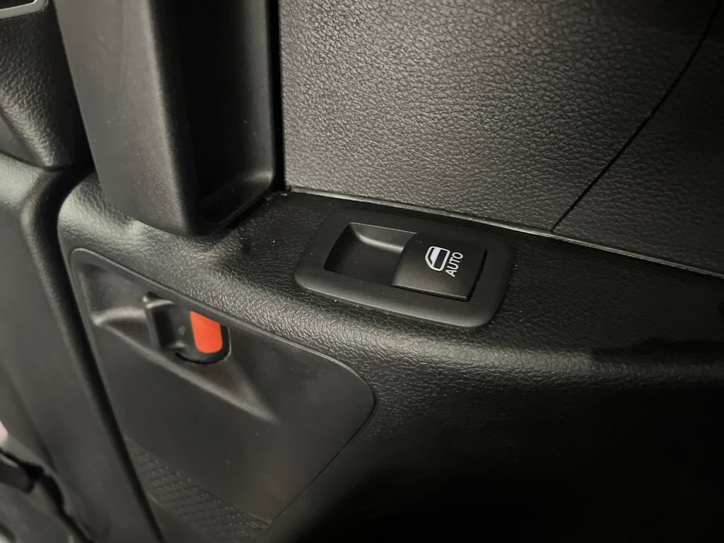 Used 2025 Chrysler Pacifica Select FWD image 36