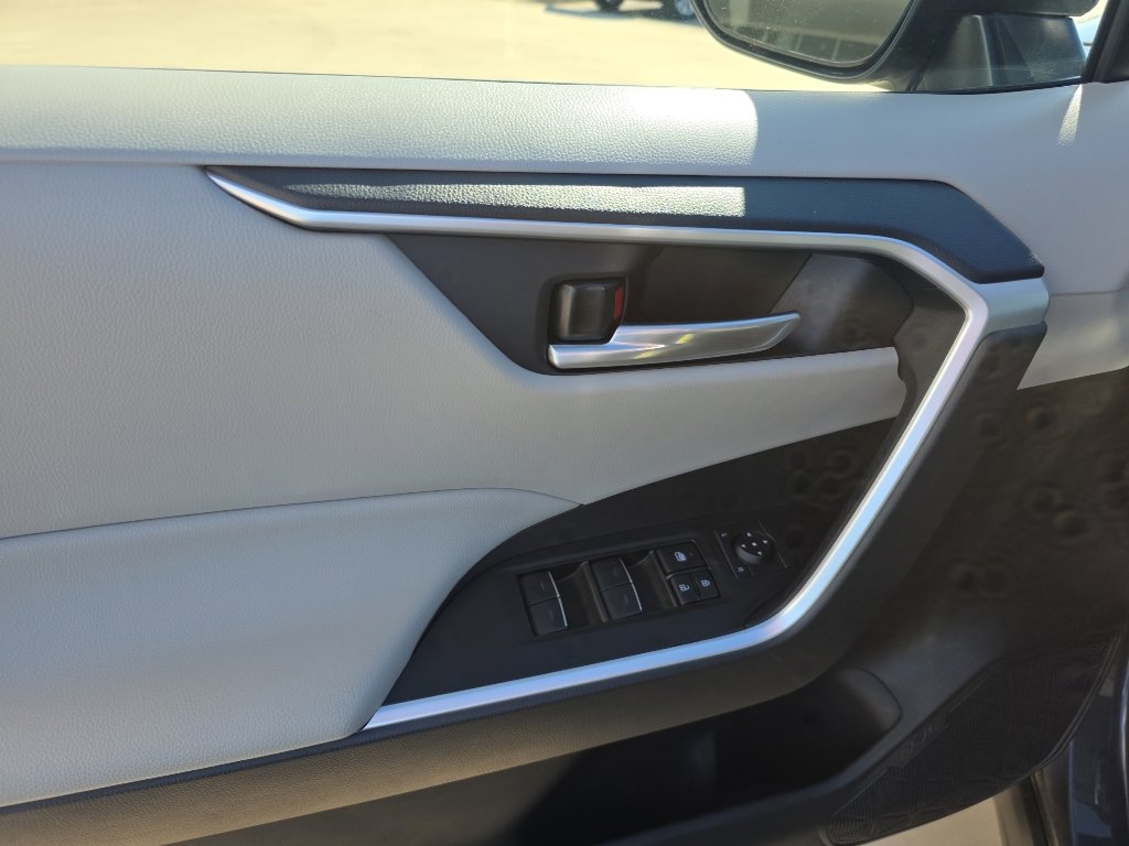 Used 2025 Toyota RAV4 XLE w/ Convenience Package FWD image 14