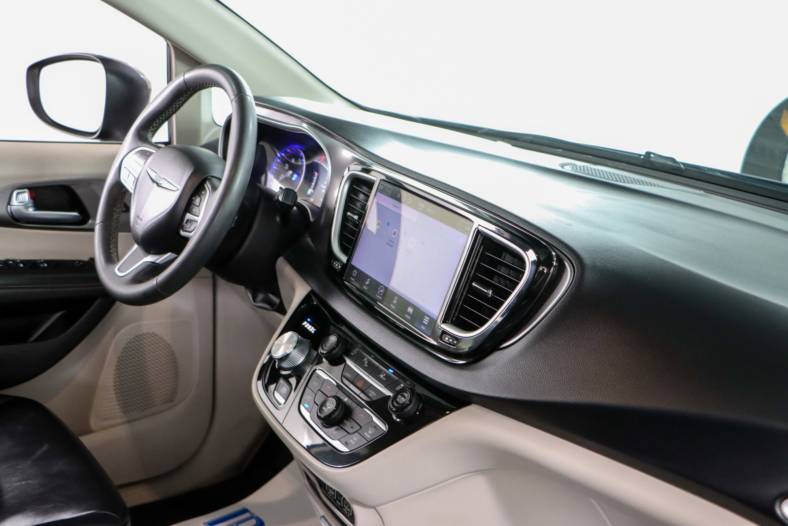 Used 2023 Chrysler Pacifica Touring-L image 26