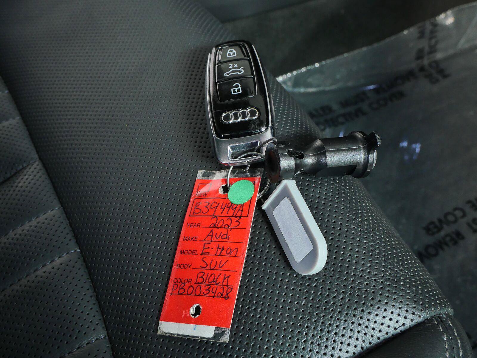 Used 2023 Audi e-tron Premium Plus w/ Premium Plus Package AWD/4WD image 40