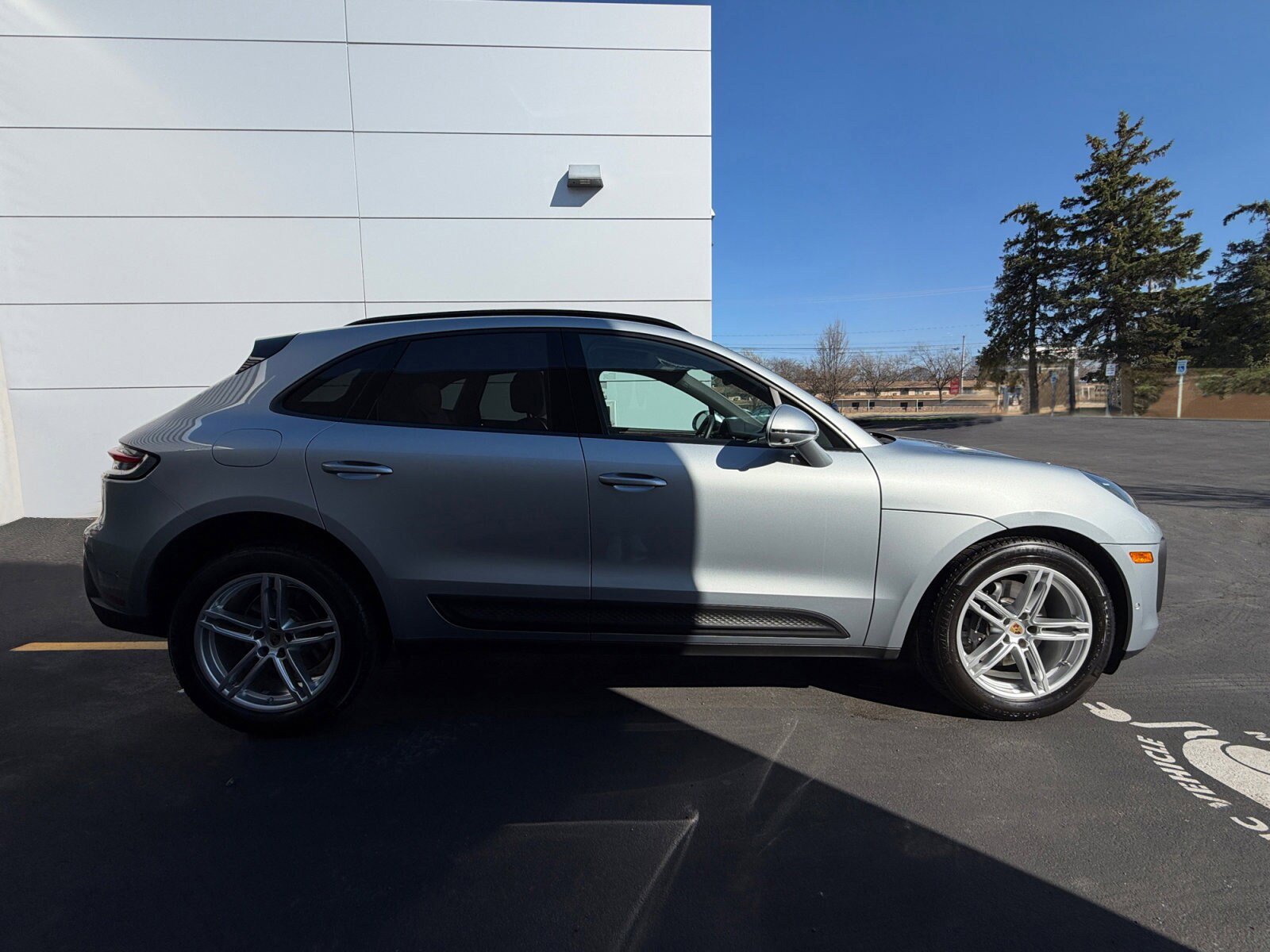 Certified 2025 Porsche Macan AWD/4WD image 12
