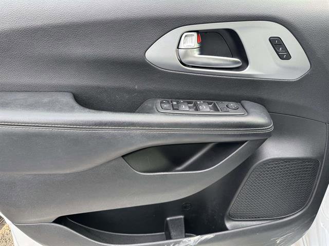 Used 2022 Chrysler Pacifica Touring-L w/ S Appearance Package image 11