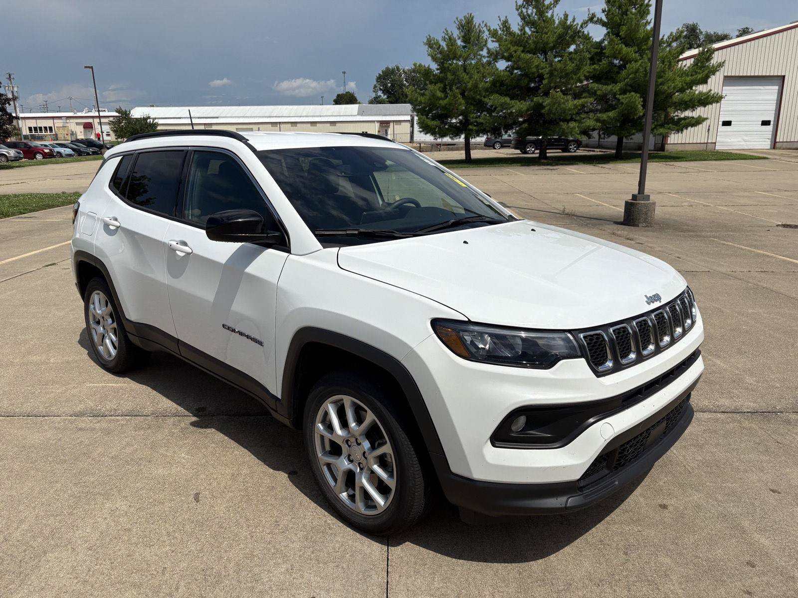 Used 2023 Jeep Compass Latitude AWD/4WD image 2