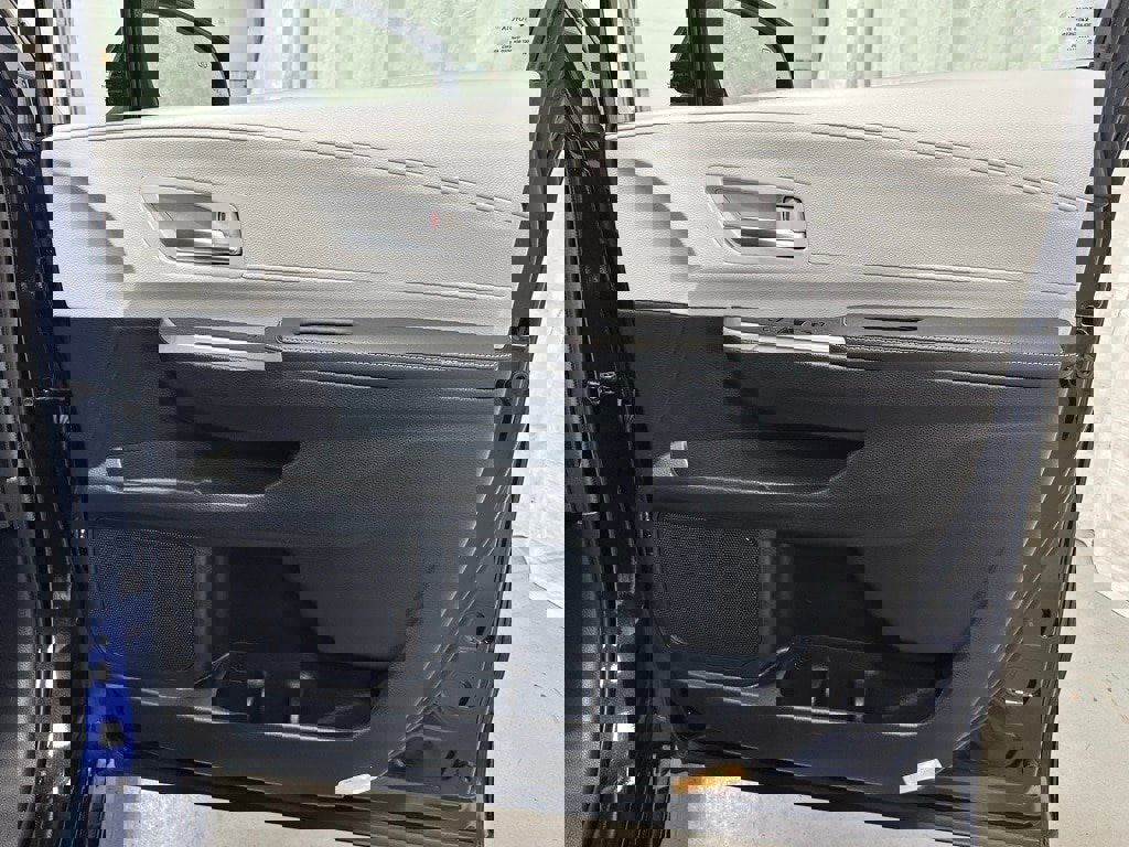 Used 2025 Toyota Sienna XSE image 62