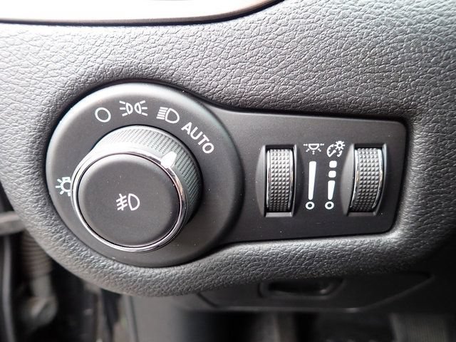 Used 2020 Jeep Cherokee Latitude Plus w/ Cold Weather Group AWD/4WD image 24