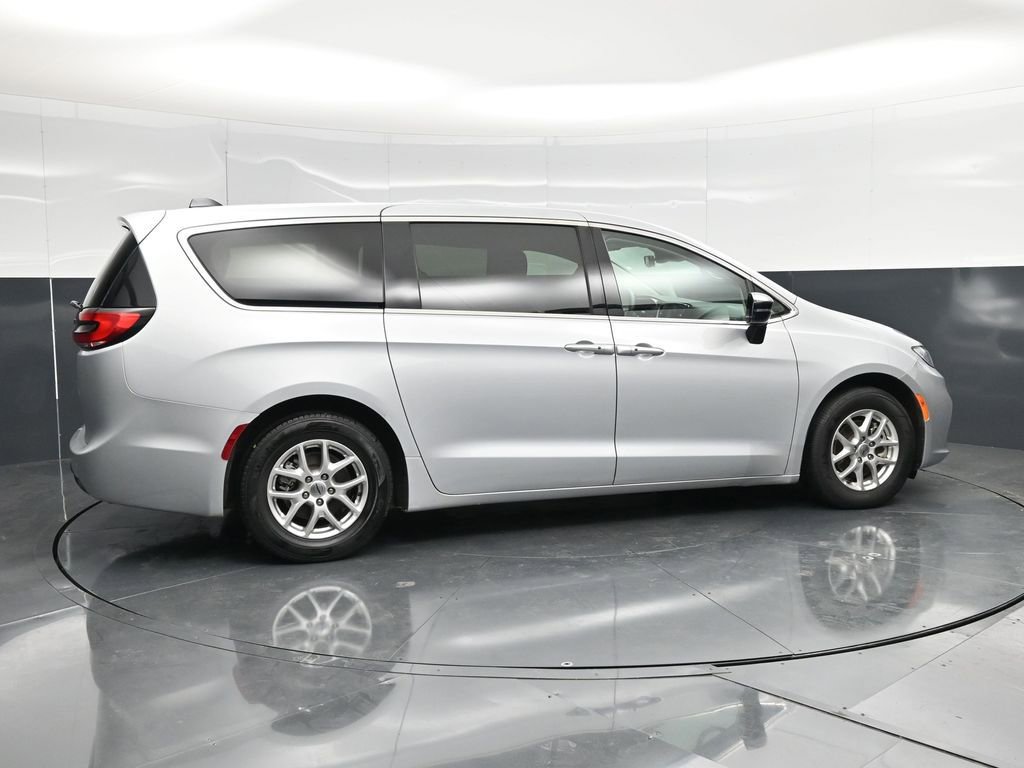 Used 2024 Chrysler Pacifica Touring-L FWD image 2