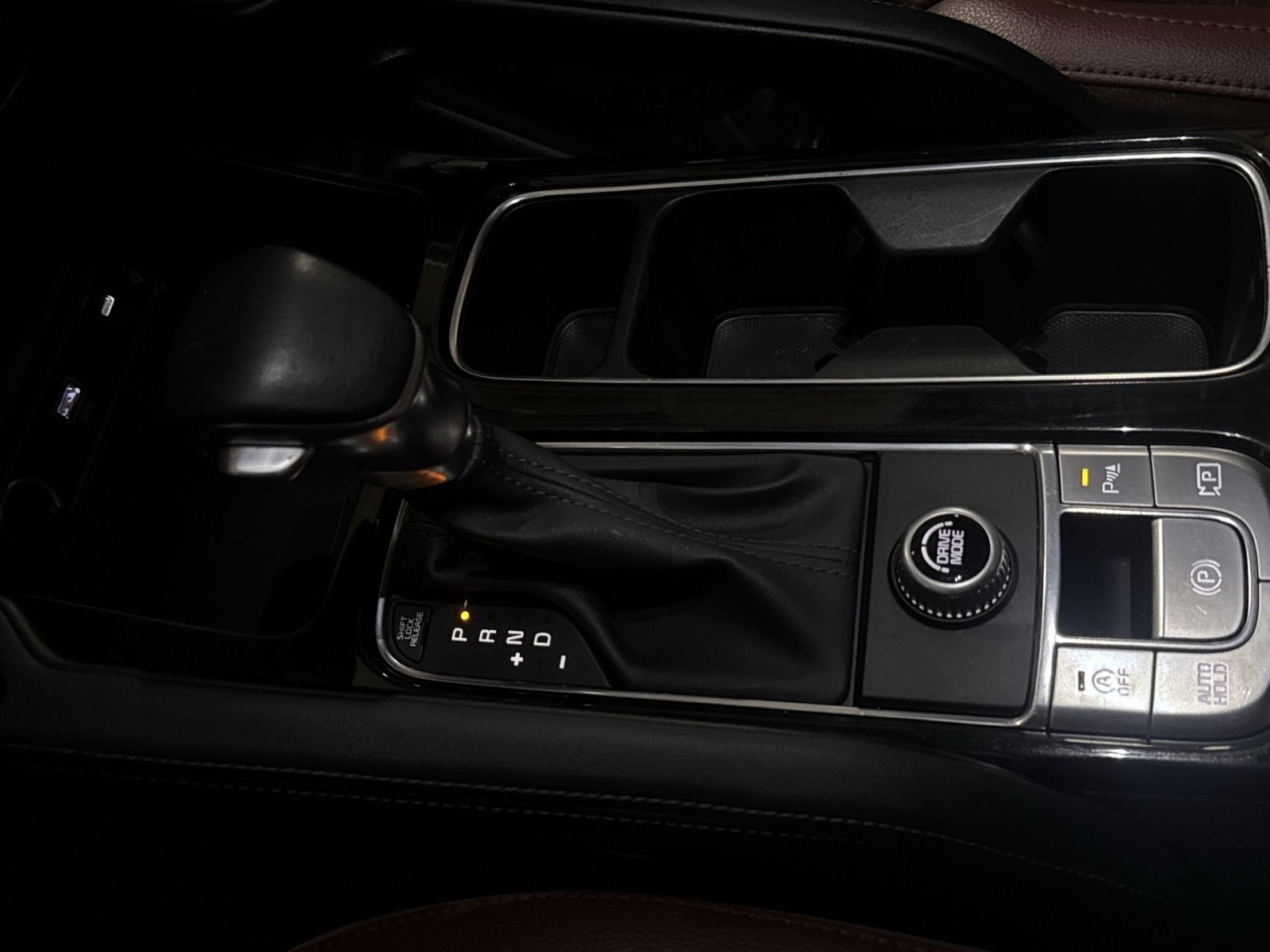Used 2024 Kia Telluride SX w/ Towing Package FWD image 32