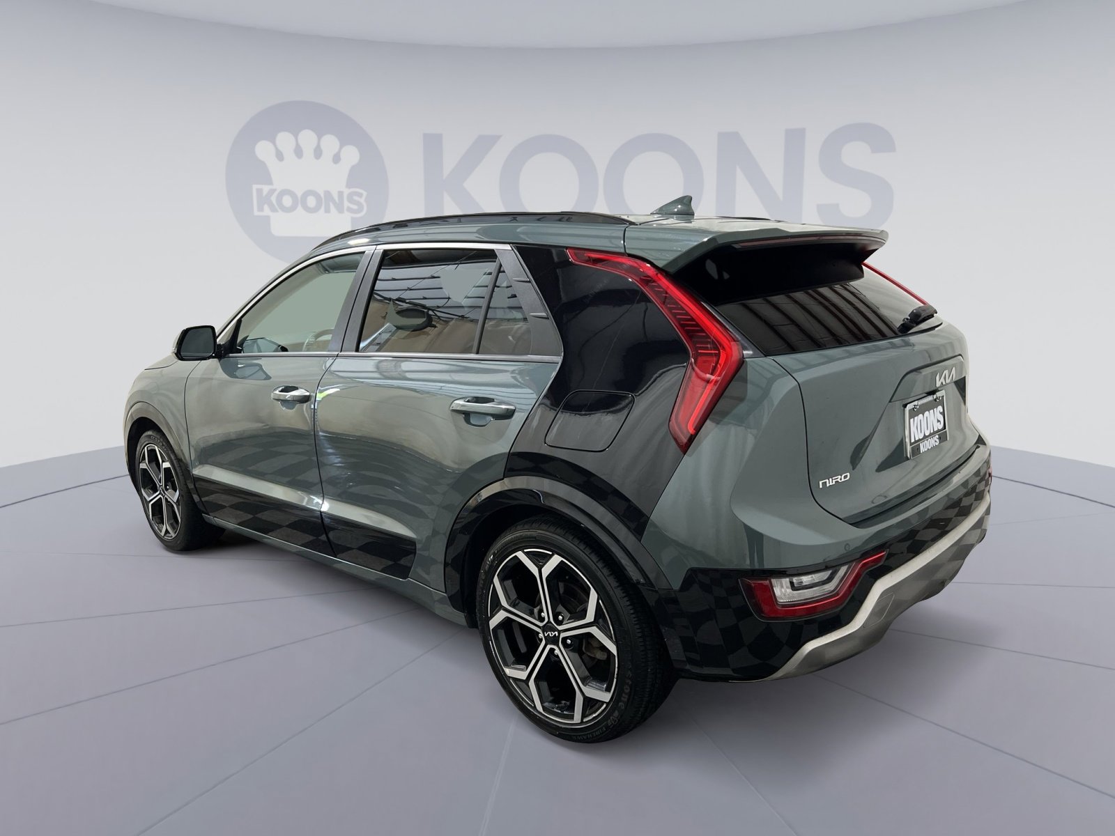 Used 2023 Kia Niro SX Touring FWD image 4