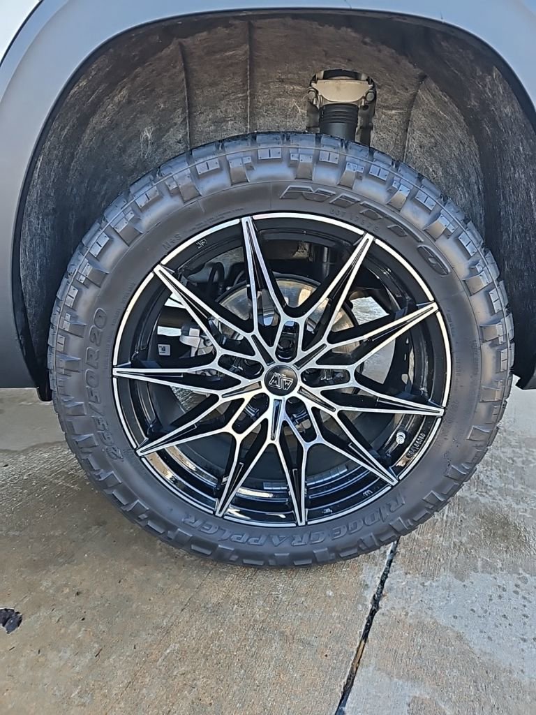 Used 2025 Volkswagen Atlas Cross Sport SE image 9