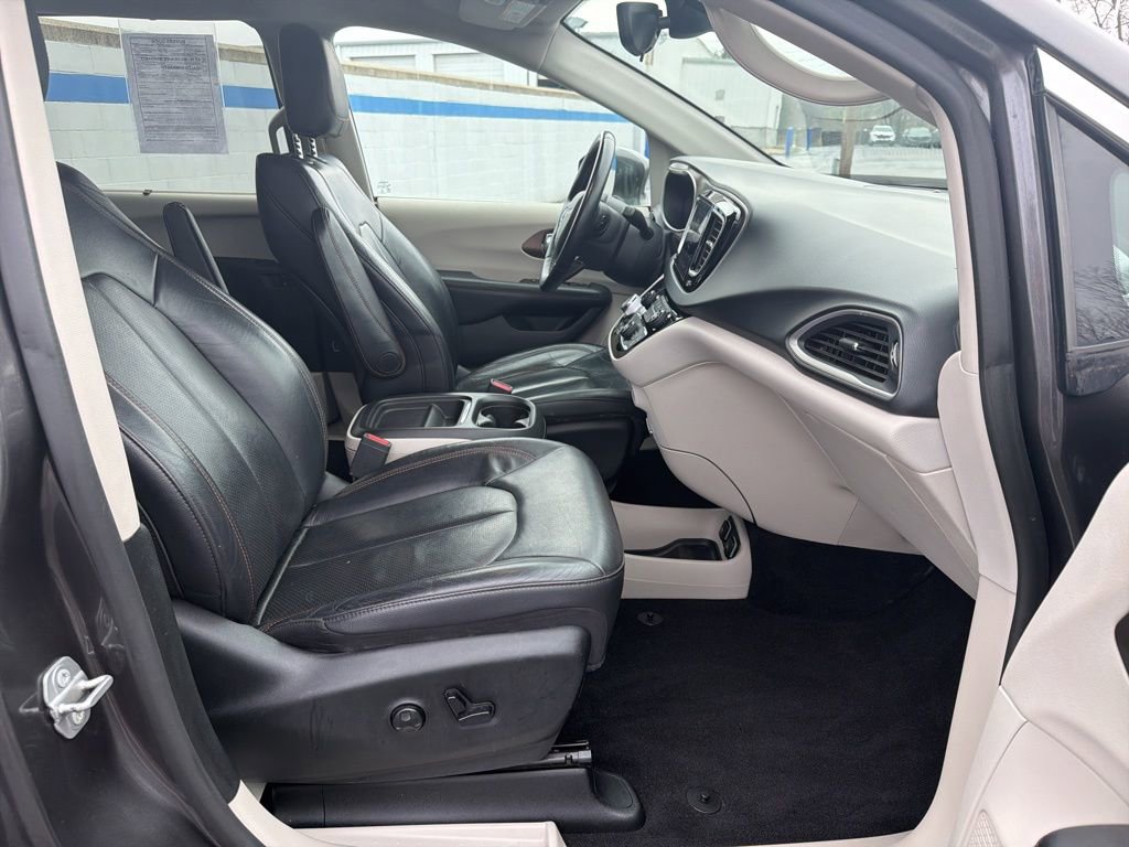 Used 2018 Chrysler Pacifica Touring-L w/ Advanced Safetytec Group image 26
