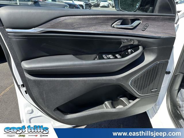 Used 2023 Jeep Grand Cherokee Overland AWD/4WD image 12