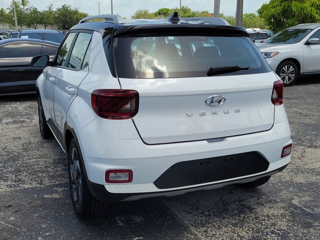 Used 2022 Hyundai Venue Limited w/ Cargo Package FWD image 4