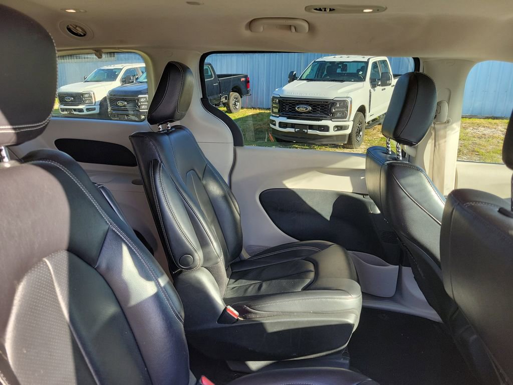 Used 2022 Chrysler Pacifica Touring-L image 34