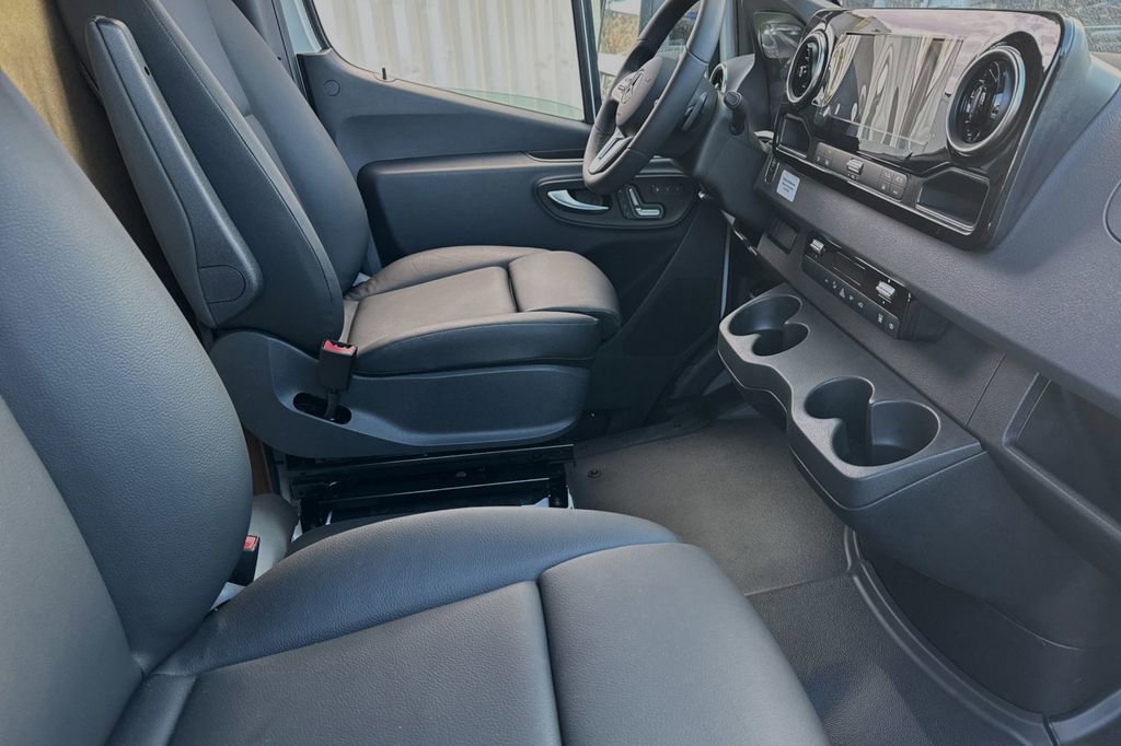 Used 2024 Mercedes-Benz Sprinter 4500 image 16