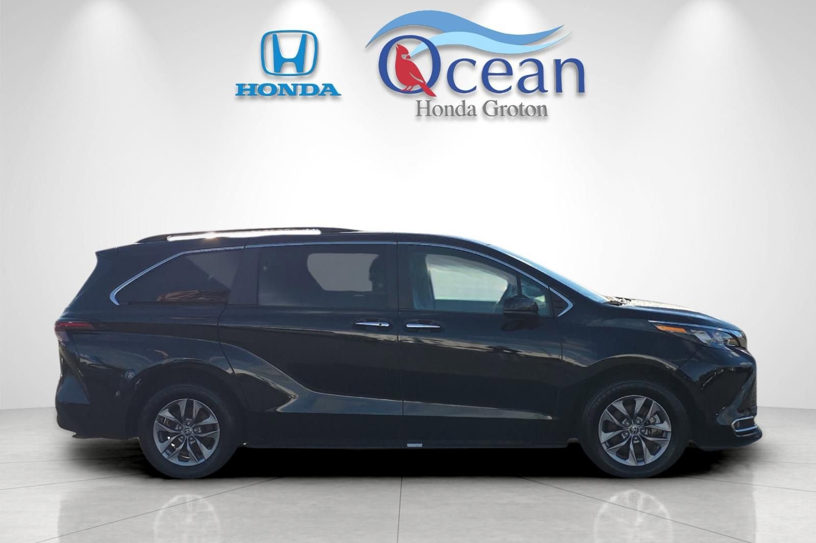 Used 2024 Toyota Sienna XLE image 2