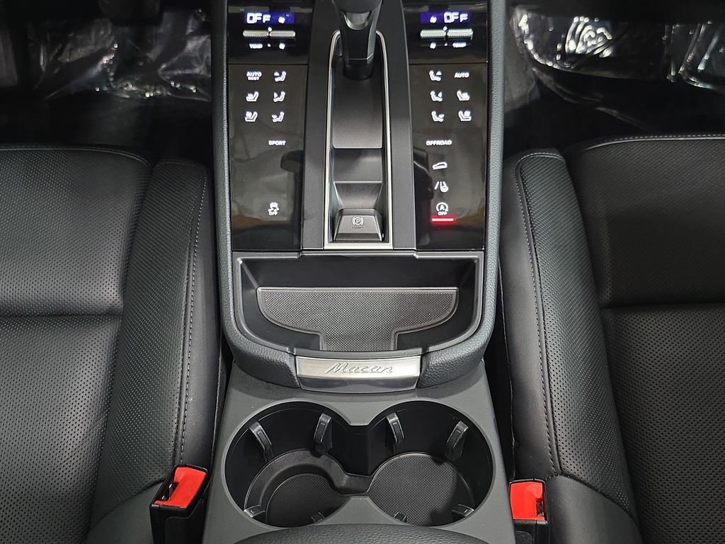 Certified 2025 Porsche Macan image 20