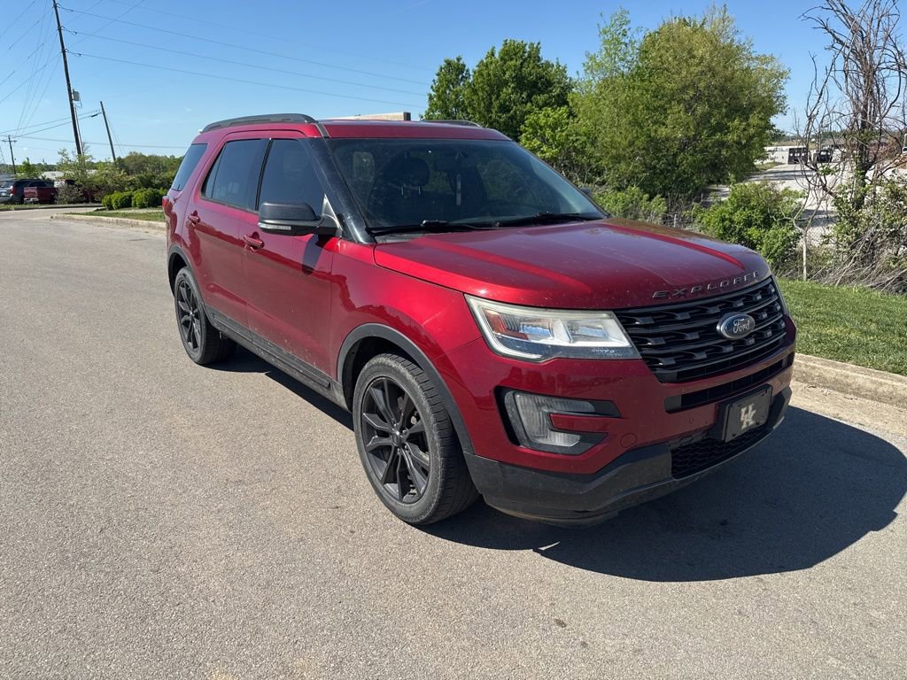 Used 2017 Ford Explorer XLT w/ Equipment Group 202A AWD/4WD image 2