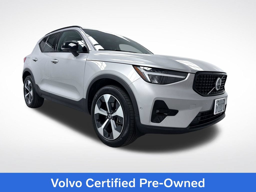 Used 2025 Volvo XC40 B5 Plus AWD/4WD image 1