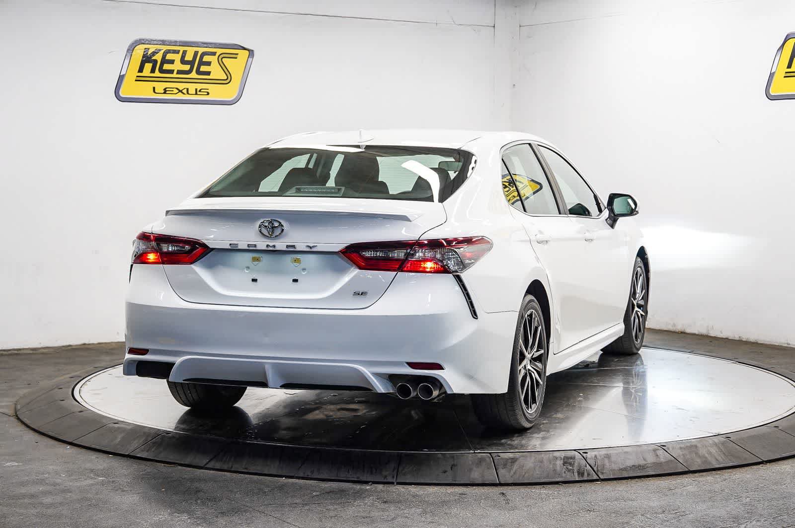 Used 2024 Toyota Camry SE FWD image 4