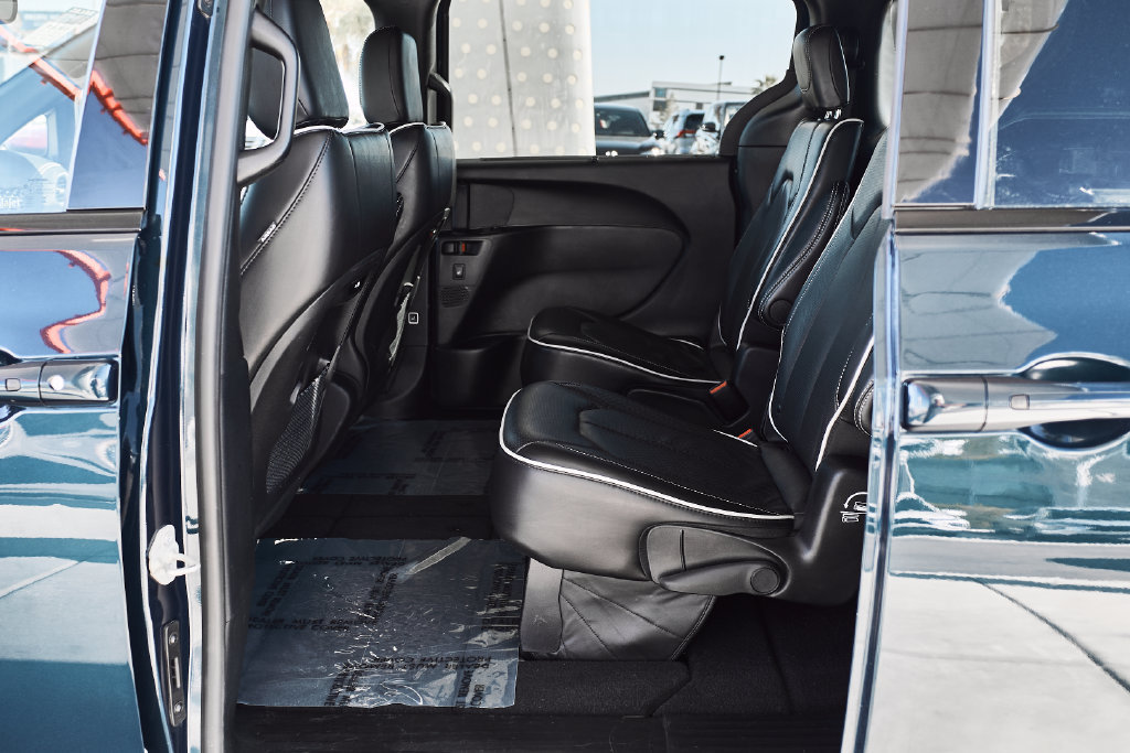 Used 2025 Chrysler Pacifica Limited FWD image 12