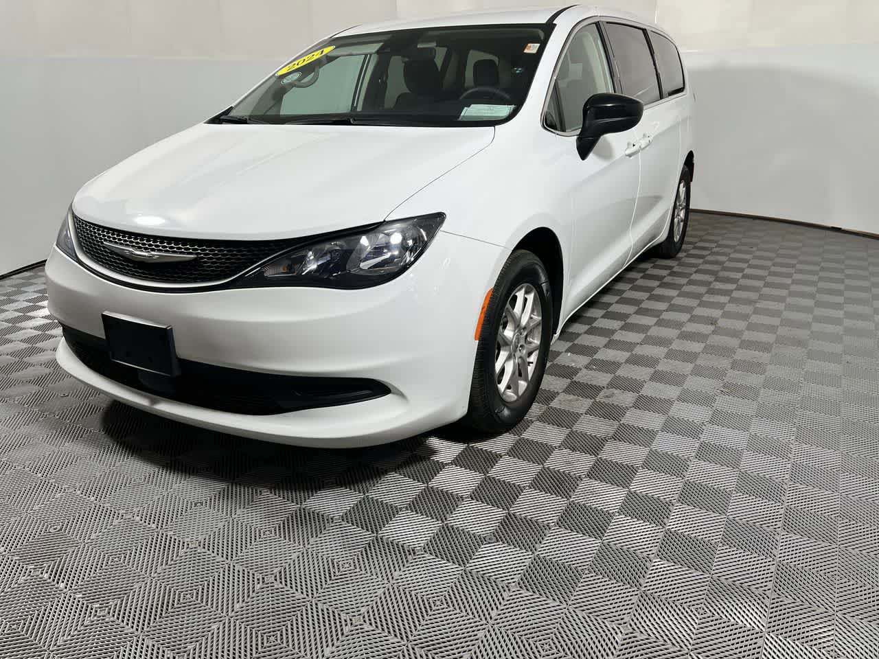 Used 2024 Chrysler Voyager LX FWD image 4