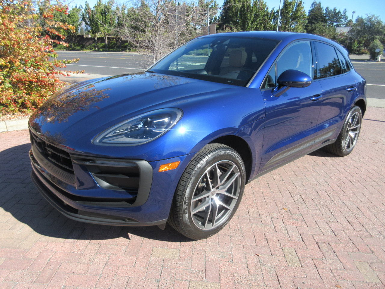 Used 2024 Porsche Macan image 1