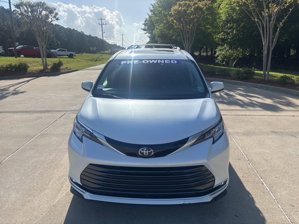 Used 2024 Toyota Sienna Limited AWD/4WD image 2