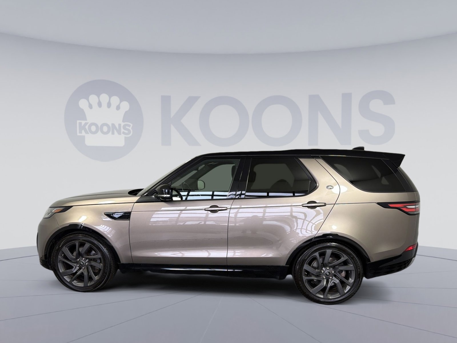 Used 2017 Land Rover Discovery HSE image 2