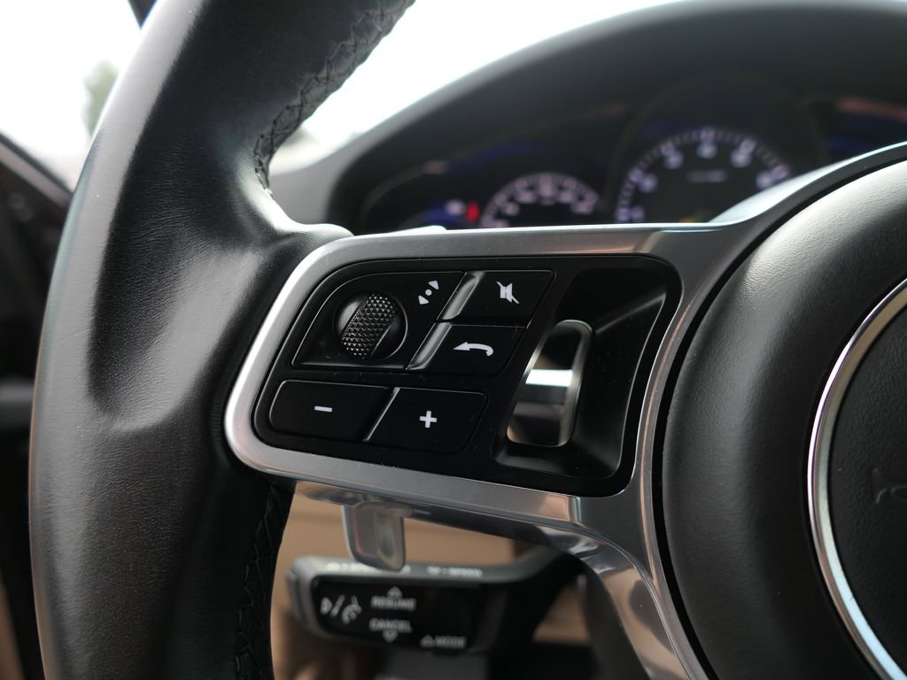 Used 2022 Porsche Cayenne Platinum Edition image 13