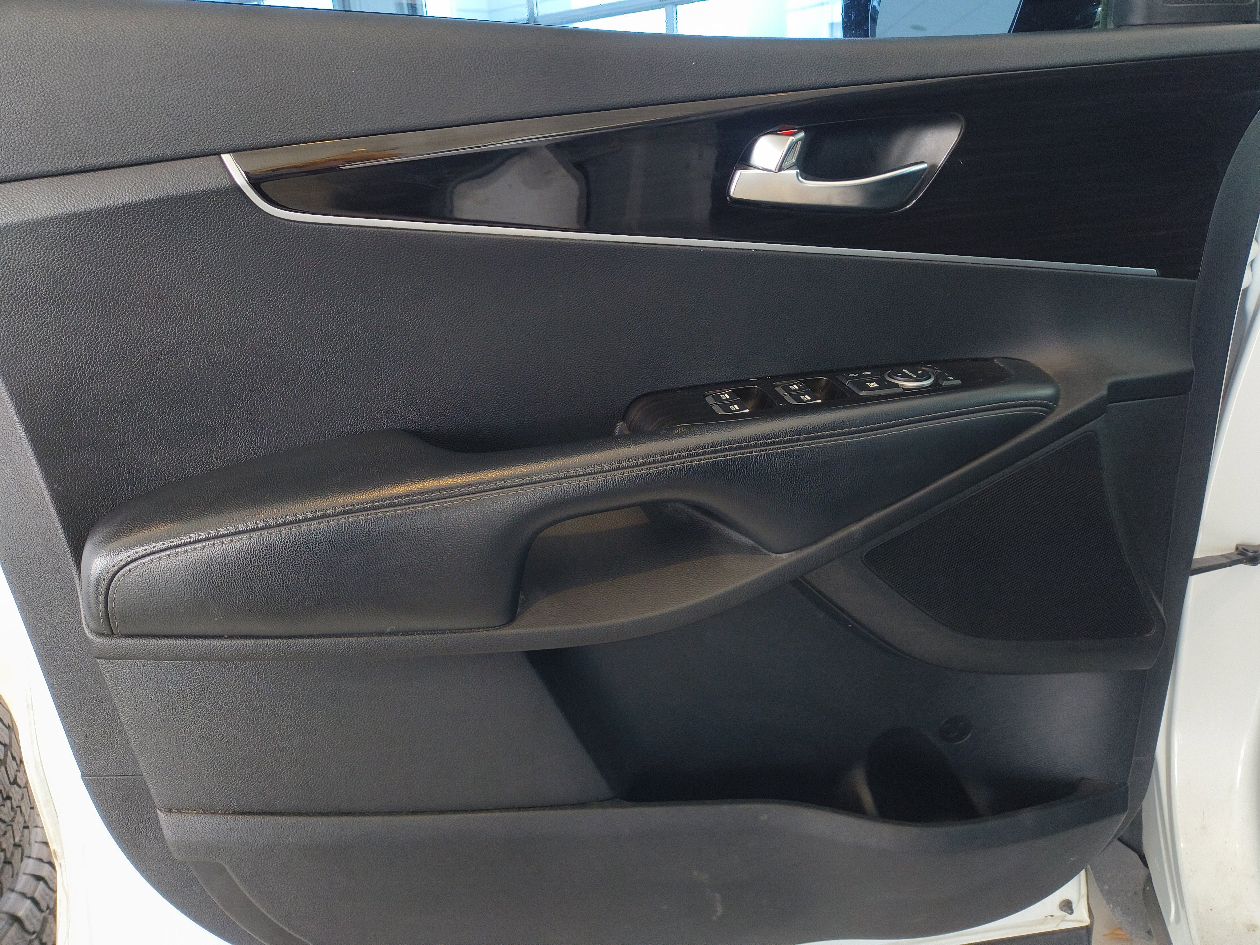 Used 2020 Kia Sorento LX image 12