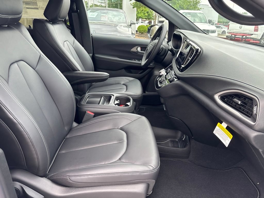 New 2027 Chrysler Pacifica Select FWD image 49