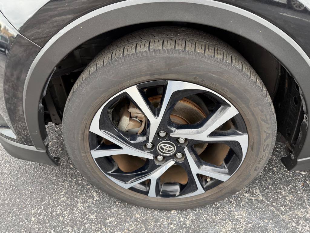 Used 2019 Toyota C-HR XLE FWD image 7