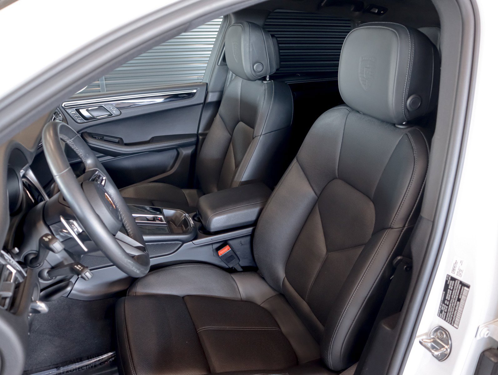 Certified 2022 Porsche Macan AWD/4WD image 5