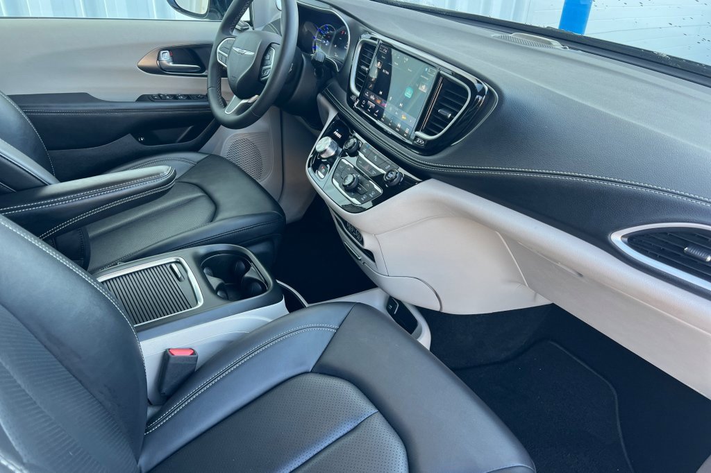 Used 2024 Chrysler Pacifica Select image 14