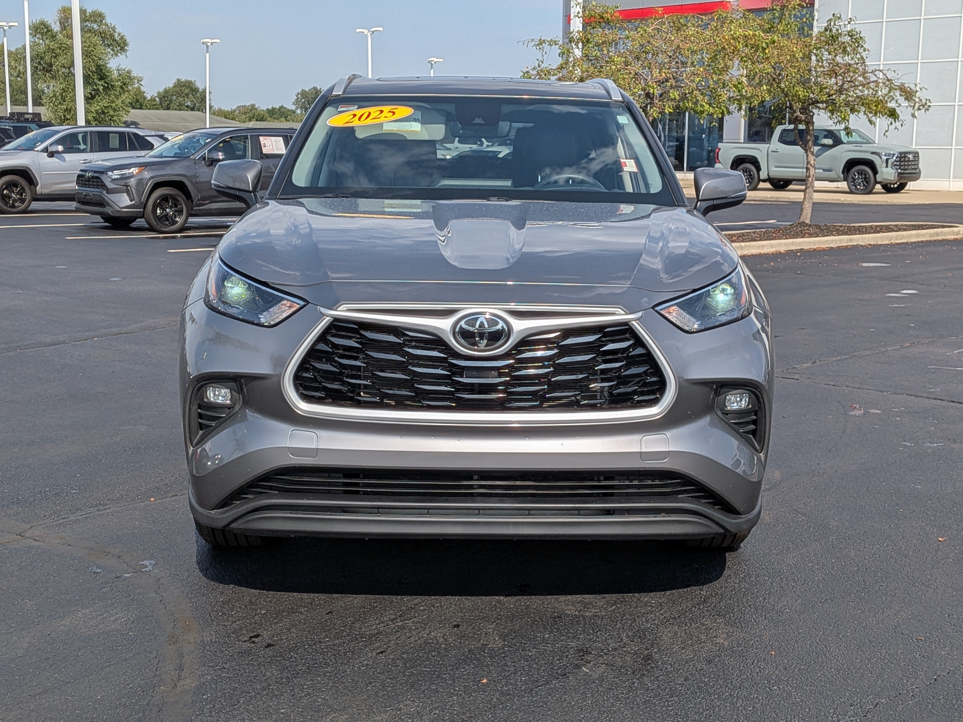 Used 2025 Toyota Highlander XLE AWD/4WD image 2