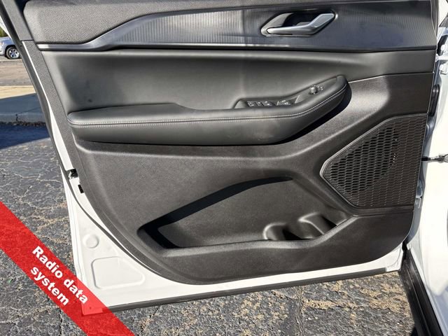 New 2025 Jeep Grand Cherokee Altitude image 15