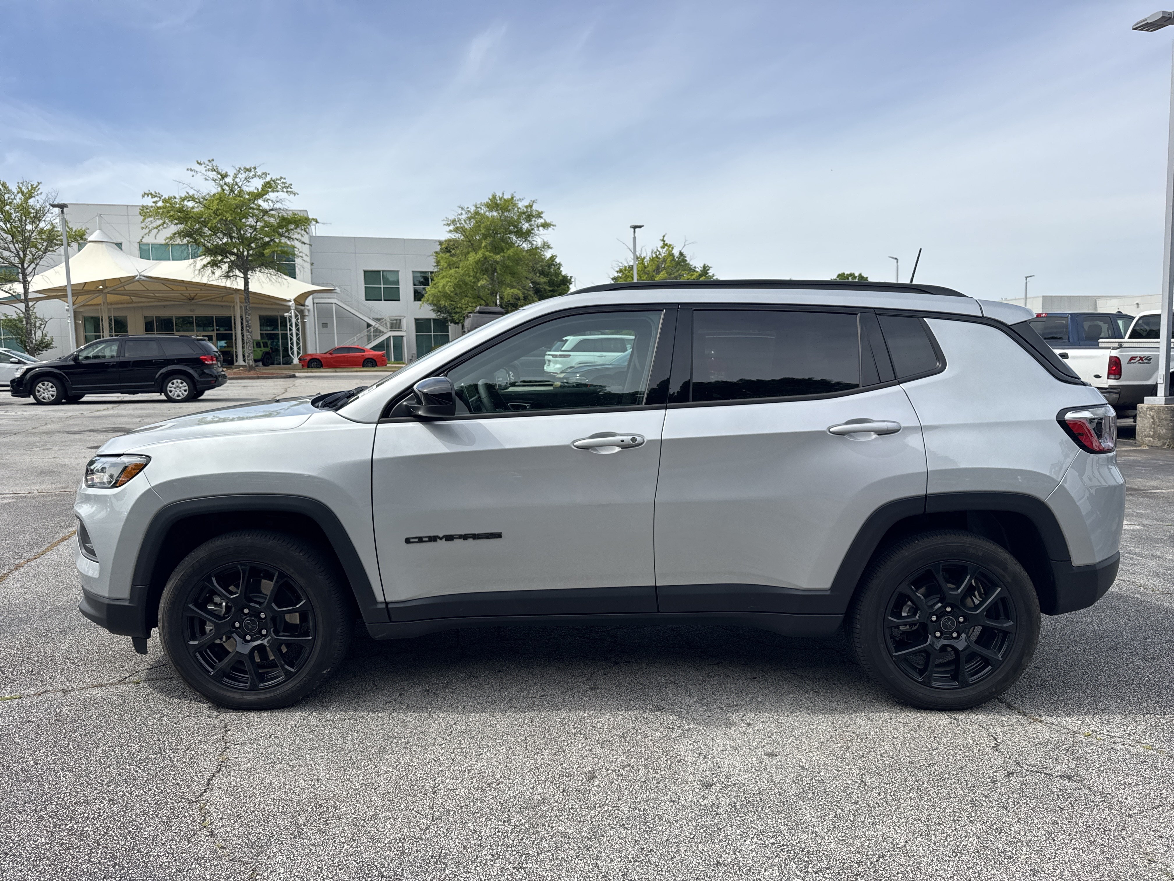 Used 2026 Jeep Compass Latitude AWD/4WD image 10