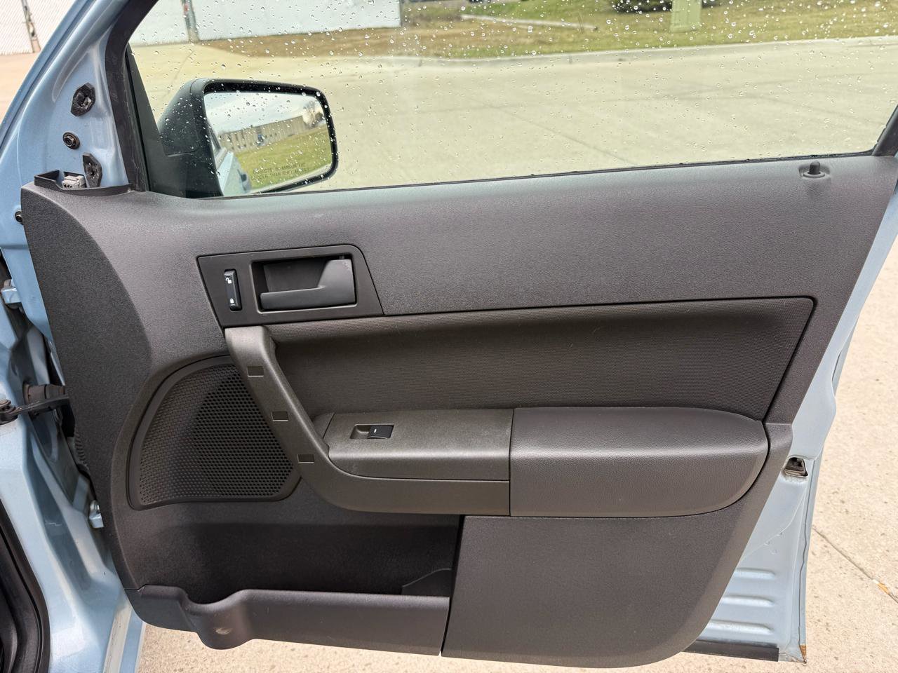 Used 2009 Ford Focus SE FWD image 25