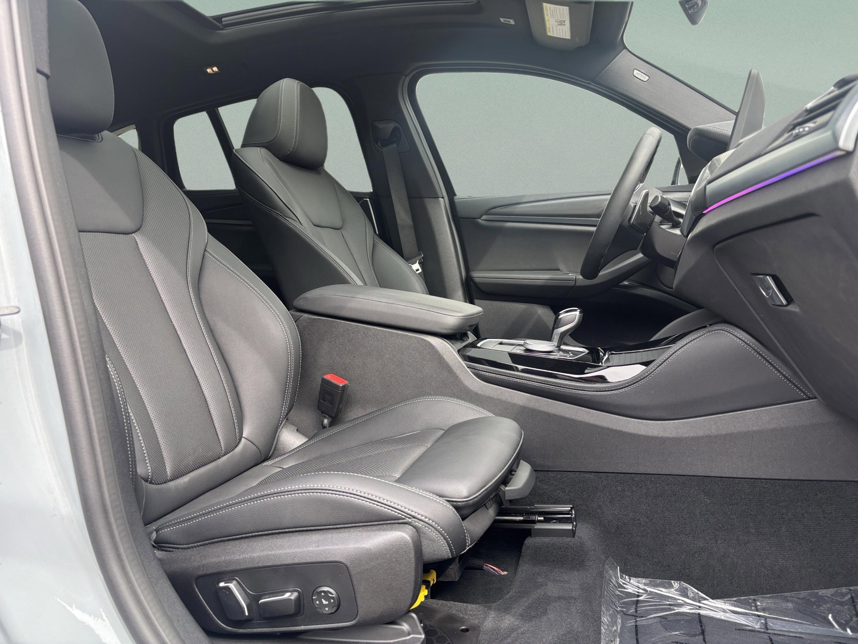 Used 2025 BMW X4 M40i w/ Premium Package image 23