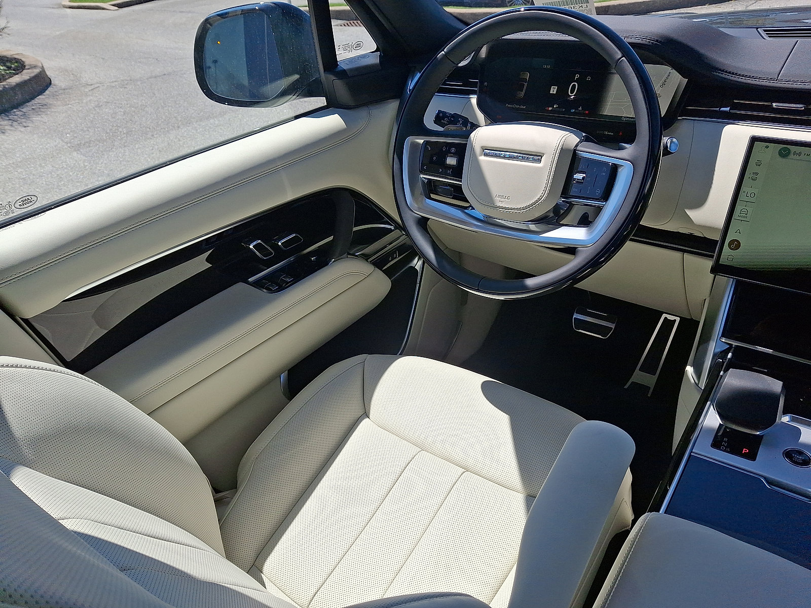 New 2026 Land Rover Range Rover Long Wheelbase SE AWD/4WD image 12