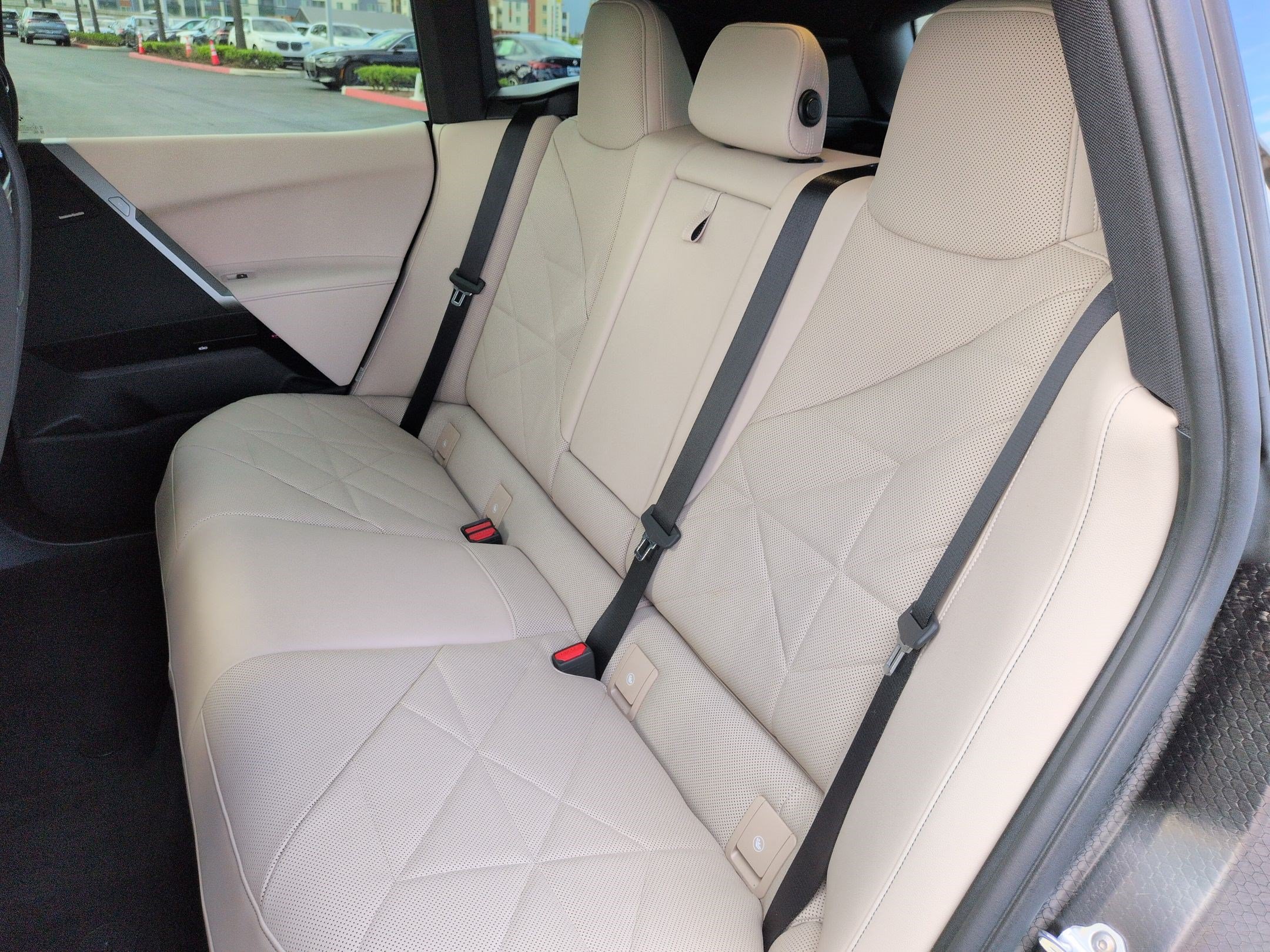 Certified 2025 BMW iX xDrive50 w/ Premium Package AWD/4WD image 31