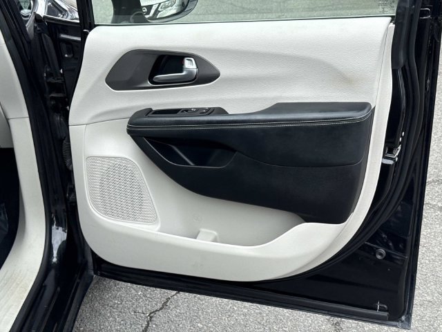 Used 2020 Chrysler Pacifica Touring-L FWD image 8