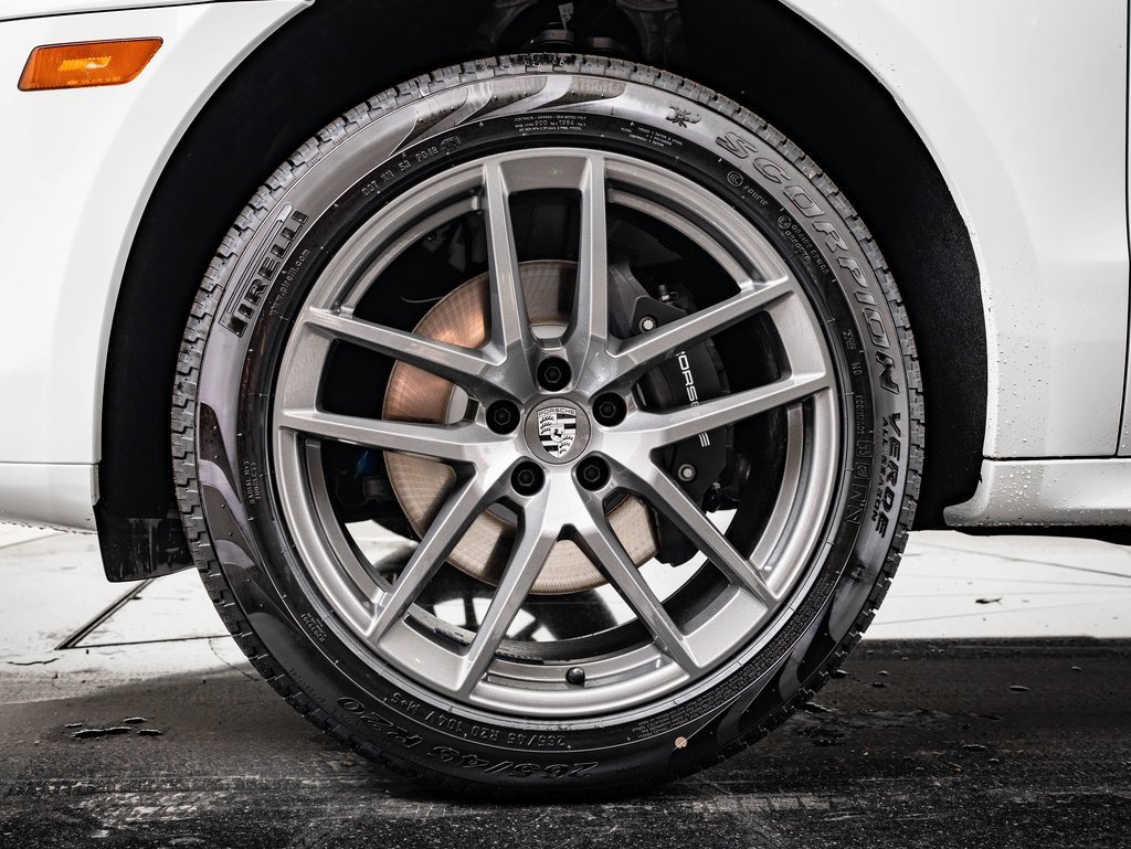 Certified 2025 Porsche Macan Turbo image 12