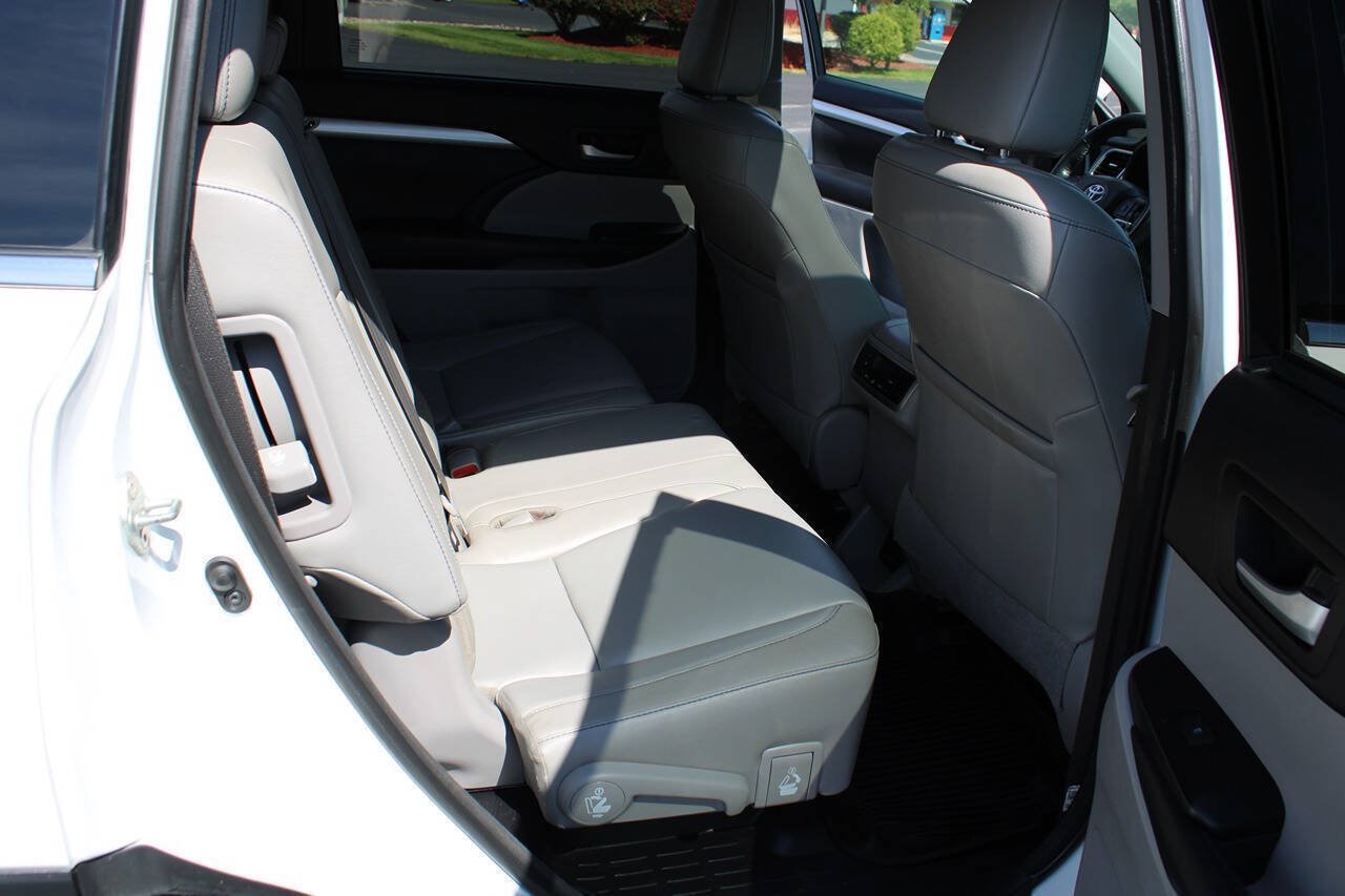 Used 2018 Toyota Highlander XLE AWD/4WD image 42
