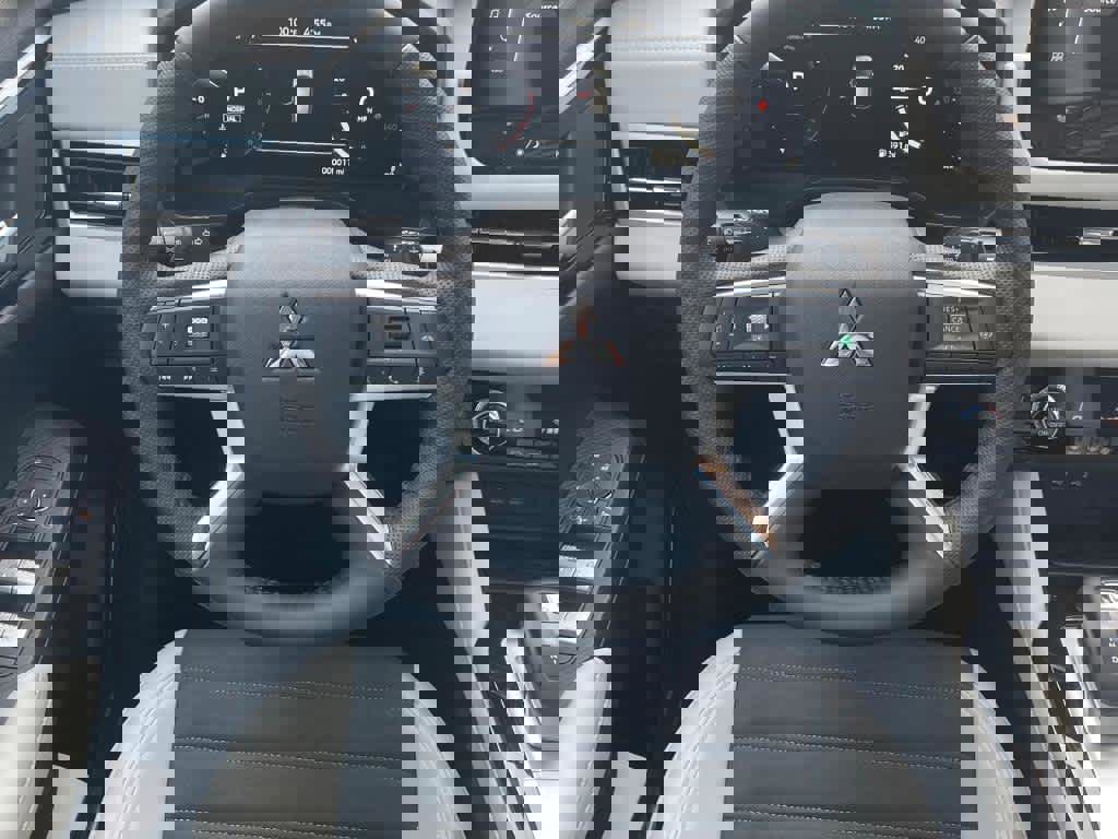 New 2025 Mitsubishi Outlander SE image 4