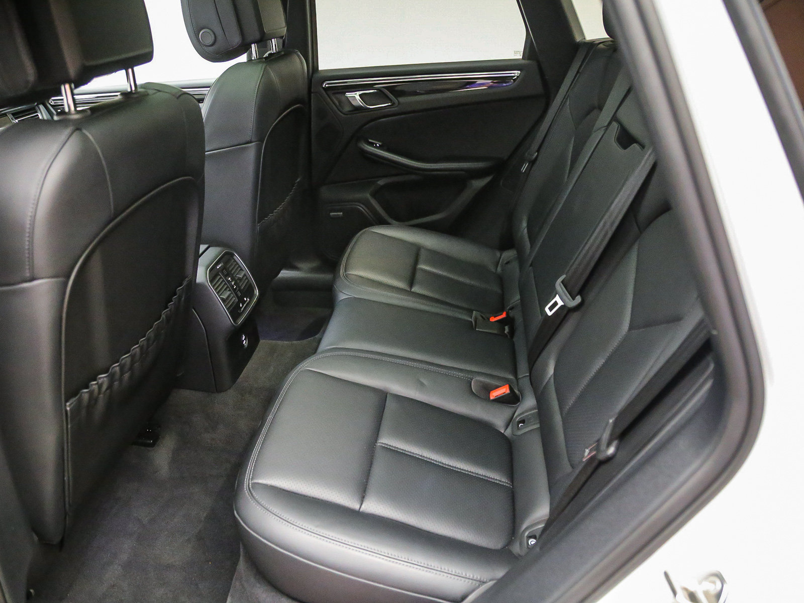 Certified 2025 Porsche Macan Turbo AWD/4WD image 23