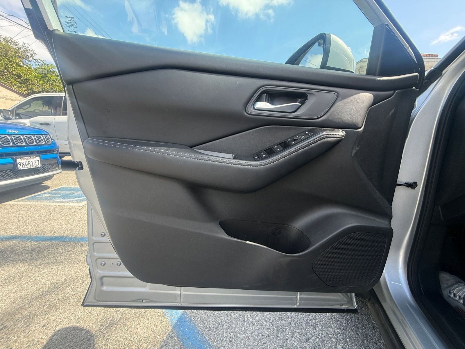 Used 2025 Nissan Rogue SV FWD image 18