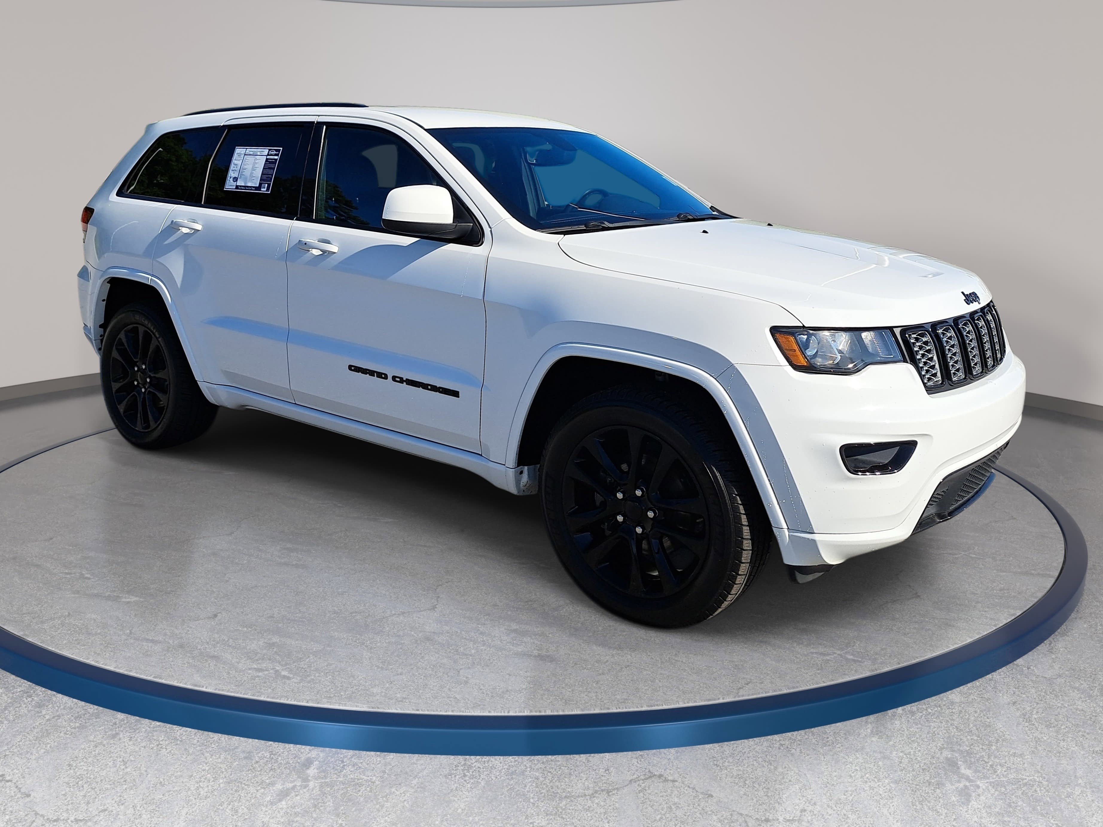 Used 2020 Jeep Grand Cherokee Altitude RWD image 3